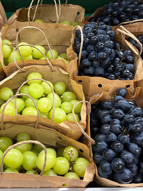 uva e packaging sostenibile - dark blue grapes foto e immagini stock