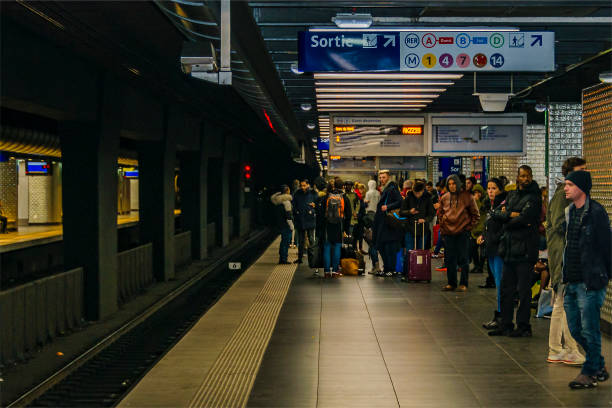 電車を待つ群衆、夜景、パリ - paris metro train ストックフォトと画像