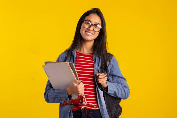 jovem adulta em fotos de estúdio fazendo expressões faciais e usando dedos e mãos - student - fotografias e filmes do acervo