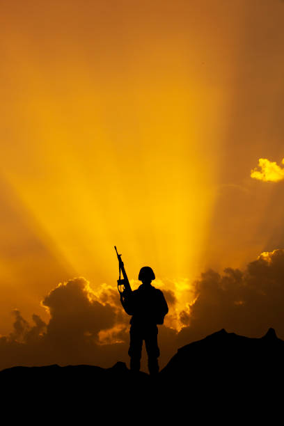 soldado saudando com os raios de sol poente - armed forces latin american and hispanic ethnicity saluting marines - fotografias e filmes do acervo