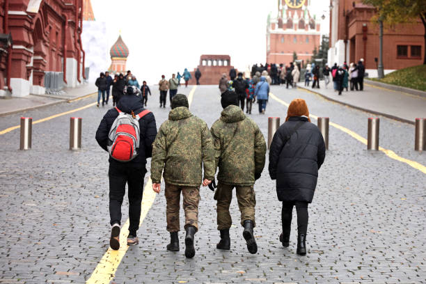 soldati delle forze militari russe che camminano sulla piazza rossa a mosca - sentinels of the tomb foto e immagini stock