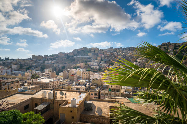 lever de soleil sur les toits d’amman en jordanie - travel destinations hill landscape house photos et images de collection