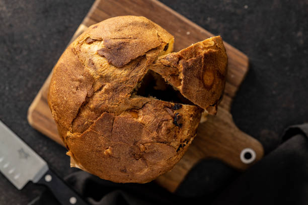 pastel de navidad panettone. pan dulce italiano. - fruitcake christmas cake cake raisin fotografías e imágenes de stock