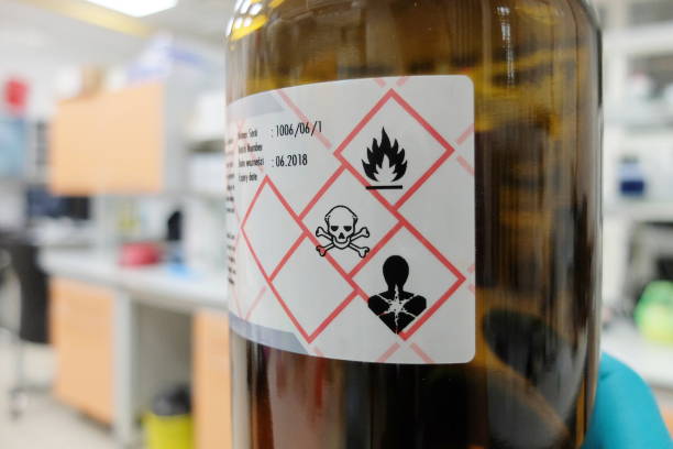 une bouteille en verre avec un agent chimique liquide - carcinogens photos et images de collection