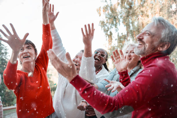 captura dos primeiros flocos de neve - adult group of people ecstatic excitement - fotografias e filmes do acervo