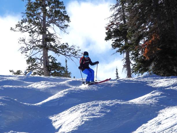 skieuse de bosses experte mature. station de ski de brighton, utah. - champ de bosses photos et images de collection