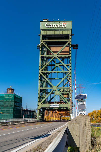 burlington canal lift bridge und queen elizabeth way qew highway, ontario, kanada - vertical lift bridge stock-fotos und bilder