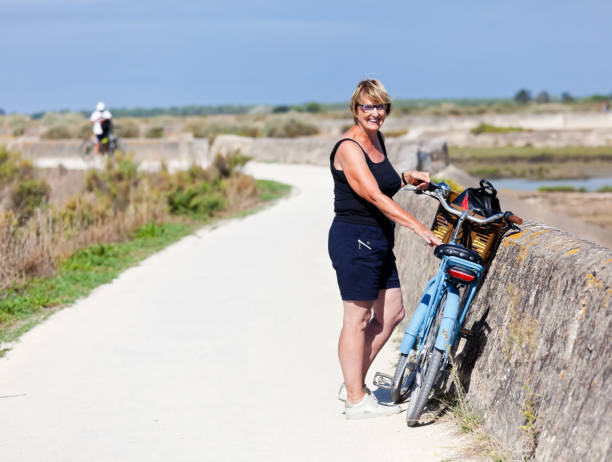 radfahren auf den speziell gebauten radwegen auf der insel ile de re, frankreich - ile de re stock-fotos und bilder