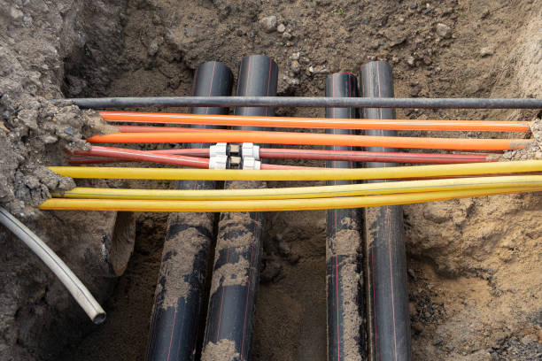 connecting underground cable infrastructure improvement installation. Construction site with A lot of communication Cables protected in tubes. high speed Internet Network cables are buried underground on the street instalación de mejora de la infraestructura de cable subterráneo de conexión. sitio de construcción con una gran cantidad de cables de comunicación protegidos en tubos. internet de alta velocidad los cables de red están enterrados bajo tierra en la c