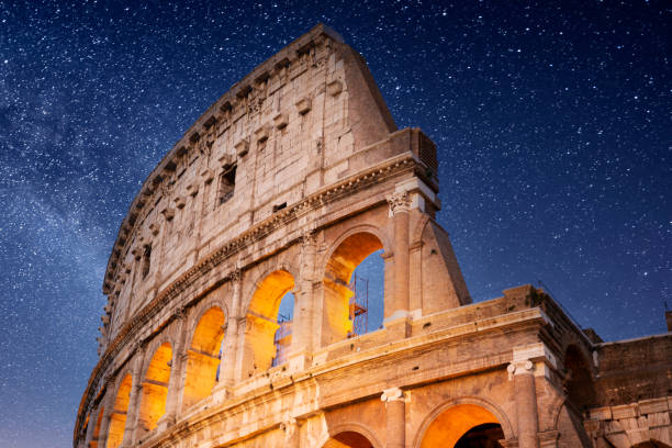 römische kolosseum sternennacht - kolosseum stock-fotos und bilder
