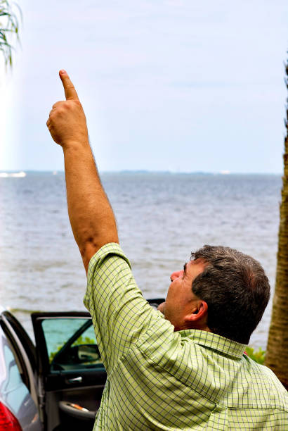 man aponta para space-x crew dragon demo-2 durante o lançamento, titusville, fl (eua) - nasa nasa kennedy space center sign space - fotografias e filmes do acervo