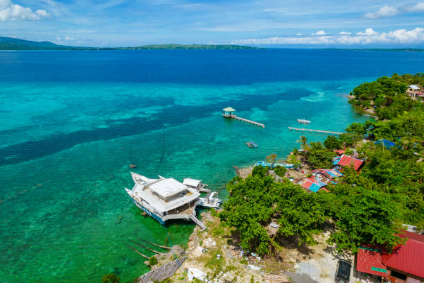 calape, bohol - maggio 2022: antenna della costa dell'isola di pangangan, con le isole di sandingan e cabilao visibili all'orizzonte. - bohol foto e immagini stock