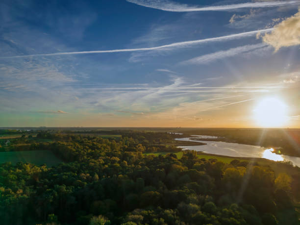 une vue aérienne au coucher du soleil sur la rivière deben à melton dans le suffolk, royaume-uni - horizon over water england uk summer photos et images de collection