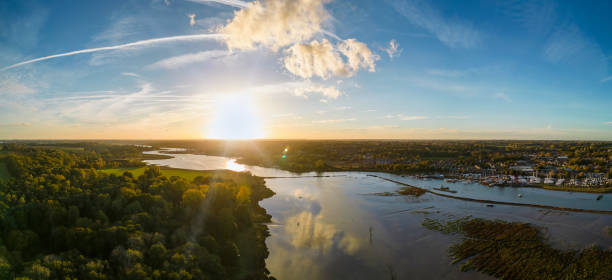 une vue aérienne au coucher du soleil sur la rivière deben à melton dans le suffolk, royaume-uni - horizon over water england uk summer photos et images de collection