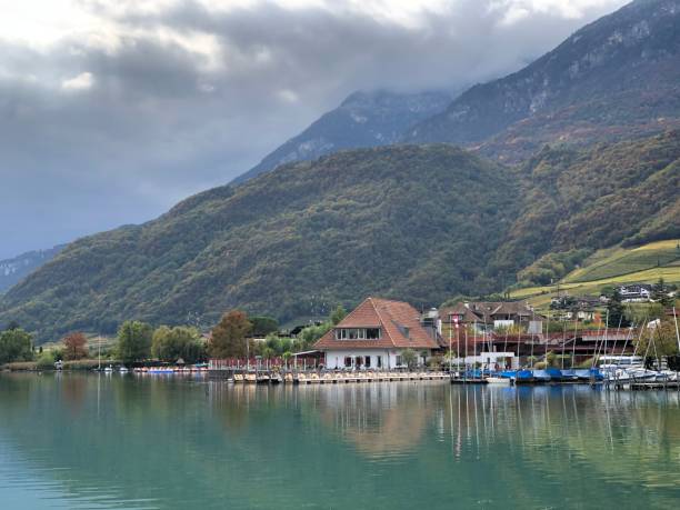 vista al lago di caldaro en southtyrol - lake caldaro fotografías e imágenes de stock