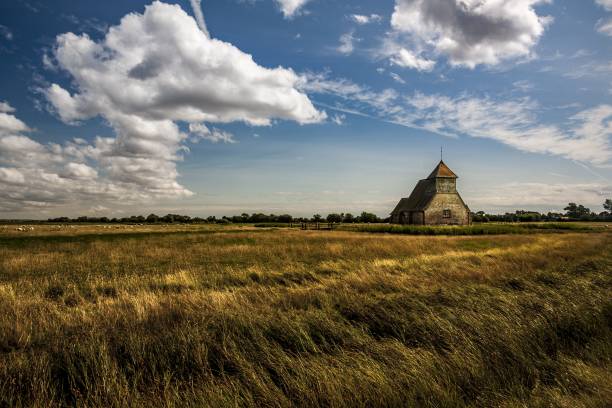 英国ケント州ロムニーマーシュのフェアフィールドにあるトーマスaベケット教会のワイドショット - romney marsh ストックフォトと画像