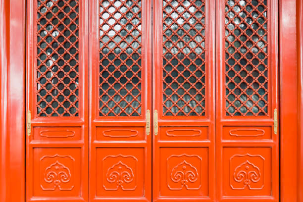 portes et fenêtres traditionnelles chinoises, portes et fenêtres de palais chinois, portes et fenêtres creuses chinoises, portes rouges, portes de palais - great dagon pagoda photos et images de collection