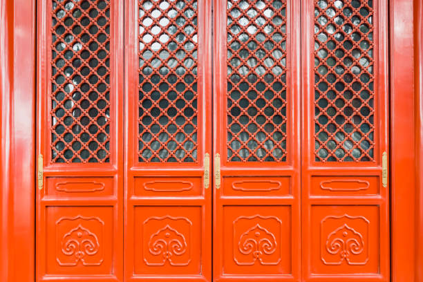 portas e janelas tradicionais chinesas, portas e janelas do palácio chinês, portas e janelas ocas chinesas, portões vermelhos, portões do palácio - gate handle door traditional culture - fotografias e filmes do acervo