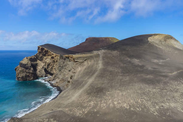 カペリーニョシュ火山、アゾレス諸島、ポルトガルの海の本体にある岩のハイアングルショット - beach body ストックフォトと画像