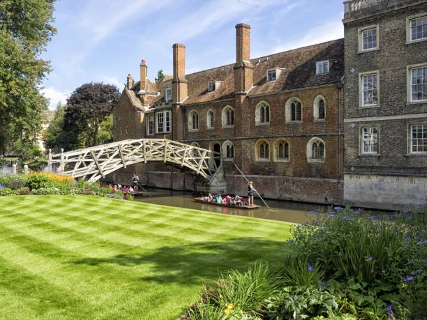 Mathematical Bridge (Wooden Bridge) which links Queens College over the River Cam Cambridge, United Kingdom – August 11, 2017: CAMBRIDGE, UK:  Mathematical Bridge (Wooden Bridge) which links Queens College over the River Cam queens college stock pictures, royalty-free photos & images