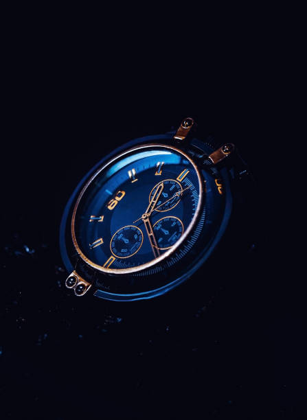 luksusowy niebieski zegarek męski ze złotem na czarnym tle - mechanizm zegarowy zdjęcia i obrazy z banku zdjęć