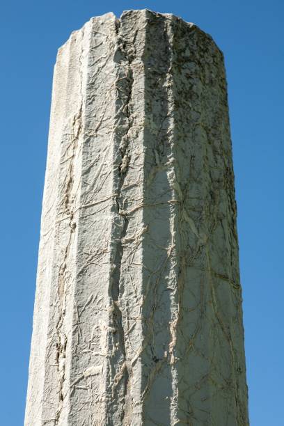 scatto verticale di un'antica colonna che tocca il cielo limpido in grecia - clear sky acropolis athens greece greece foto e immagini stock
