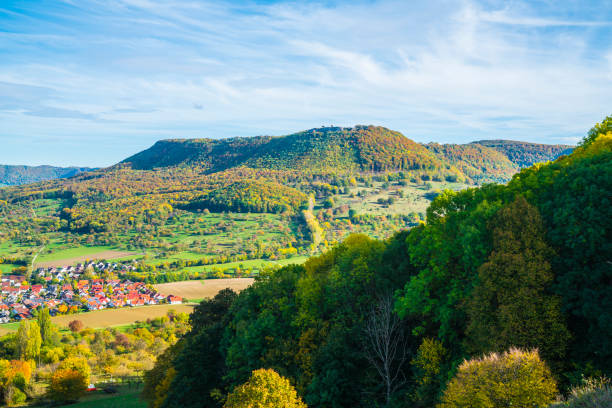 alemanha, panorama vista drone aéreo breitenstein montanha suábia alb paisagem natural perto de stuttgart ensolarado dia temporada de outono colorido - montanhas suábias - fotografias e filmes do acervo