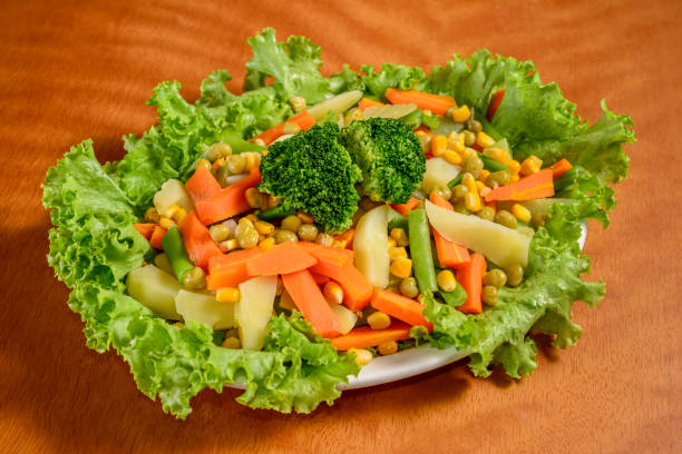 salade de légumes, avec brocoli, carottes, pommes de terre, chayote, maïs, laitue, haricots verts et pois. cuisine brésilienne. - chayotte salade photos et images de collection