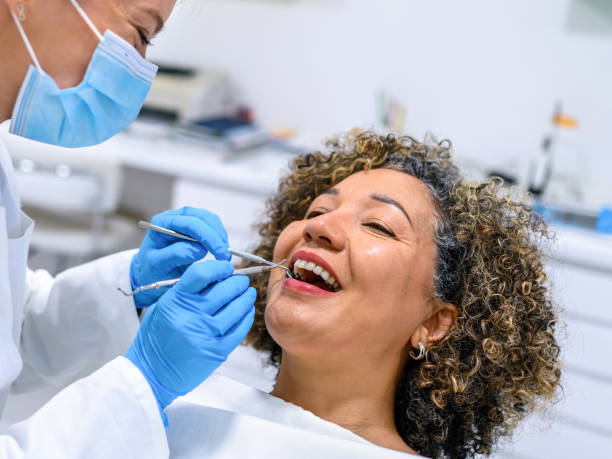 mujer madura que tiene dientes examinando en el dentista - medical exam dental hygiene caucasian mask fotografías e imágenes de stock