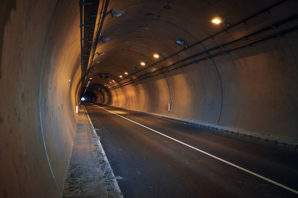 route de voiture vide dans un tunnel éclairé - highway underground corridor street photos et images de collection