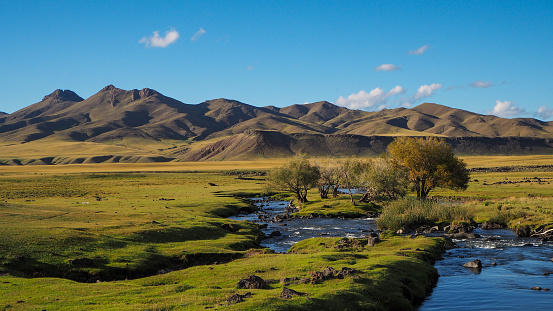 La rivière Orkhon traversant la vallée d’Orkhon en Mongolie