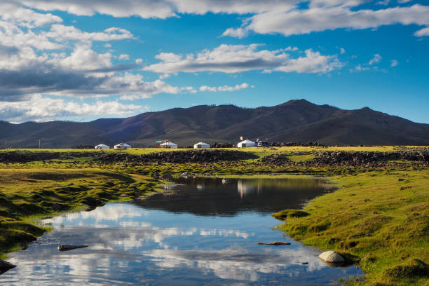 Réflection de yourtes et des montagnes dans la rivière Orkhon traversant en Mongolie