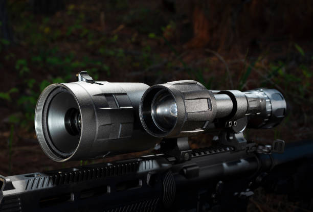 visor infrarrojo de visión nocturna en un ar-15 - visor de un rifle fotografías e imágenes de stock