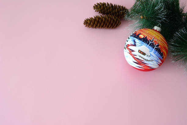 sfera di natale con ramo di pino e coni su sfondo rosa, spazio copia - pink christmas christmas ornament sphere foto e immagini stock