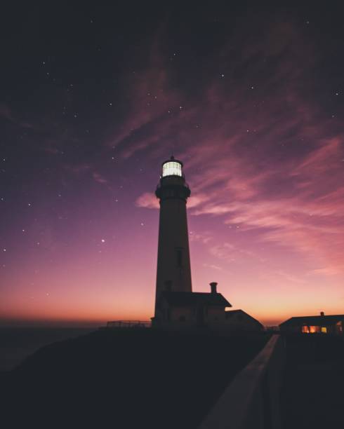 toma vertical de la estación de luz de pigeon point con un hermoso cielo en el fondo al atardecer - pigeon point lighthouse fotografías e imágenes de stock