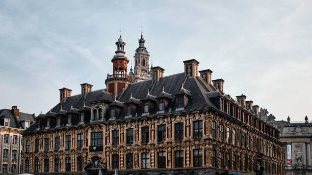 tiefwinkelaufnahme der berühmten vieille bourse in lille in frankreich - siege of paris stock-fotos und bilder