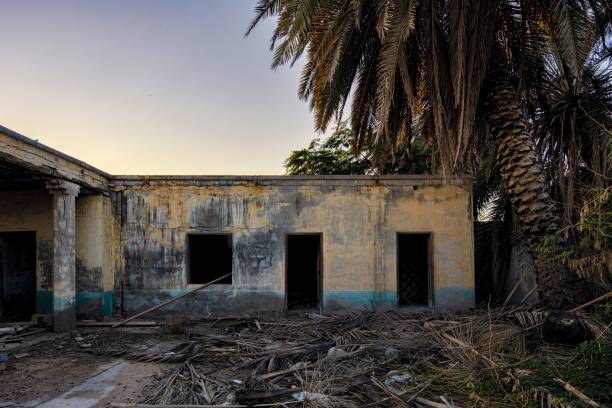 edifício abandonado na cidade fantasma de al jazirah al hamra ruínas nos emirados árabes unidos - jalali - fotografias e filmes do acervo