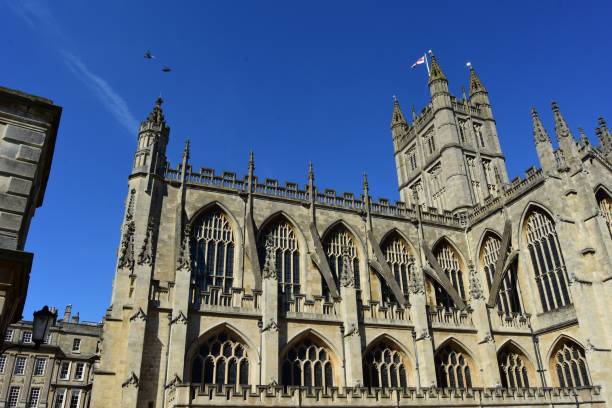 View towards Bath Abbey, Bath, England. May 7 2018. Bath, England, United Kingdom – May 07, 2018: View towards Bath Abbey, Bath, England. May 7 2018. Founded as a monastery in the 7th century, King Edgar was crowned on the site in 973. bath abbey stock pictures, royalty-free photos & images