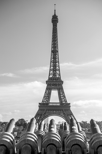 A greyscale shot of the Eiffel Tower in Paris, France