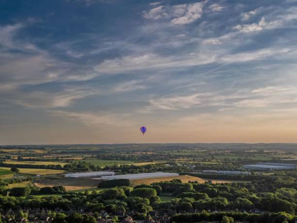 balão de ar quente voando acima de northamptonshire no céu de verão - northamptonshire - fotografias e filmes do acervo