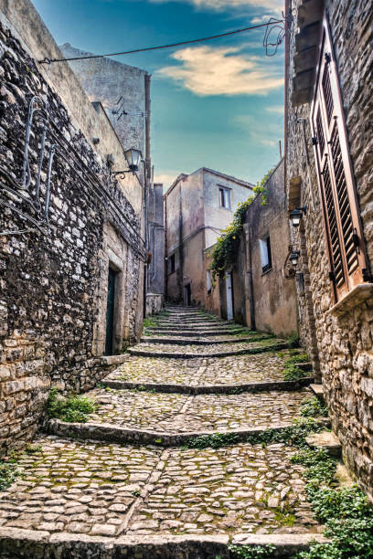 pequeñas calles en la ciudad montañosa de erice en el oeste de sicilia en italia - trapani sicily erice sky fotografías e imágenes de stock