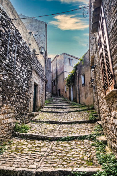 małe uliczki w górskim mieście erice na zachodniej sycylii we włoszech - trapani sicily erice sky zdjęcia i obrazy z banku zdjęć