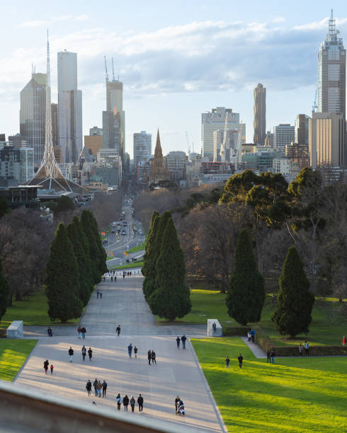 vista de la ciudad desde el santuario del recuerdo - melbourne day city skyline fotografías e imágenes de stock