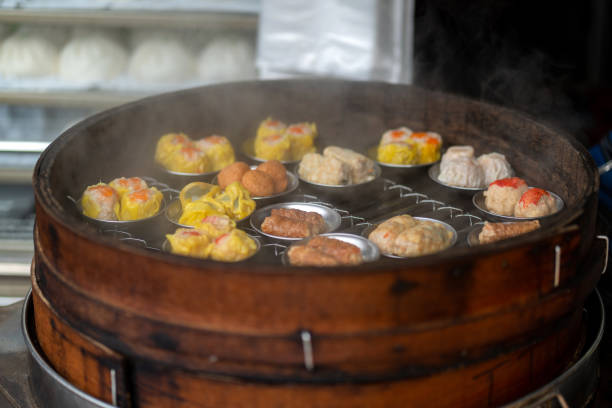 variedad de dim sum chino en vapores de bambú - shumai fotografías e imágenes de stock