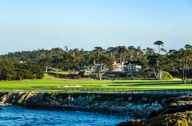 hermosas casas cerca de la playa de pfeiffer en california con campo de golf - pebble beach california california golf carmel california fotografías e imágenes de stock