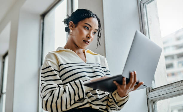 schwarze frau mit laptop liest, tippt und arbeitet für digitale online-zeitungen, marketing- oder werbeunternehmen. mädchen checken e-mails, posten blog-feedback oder überprüfen social-media-inhalte artikel schreiben - blog discussion internet communication stock-fotos und bilder