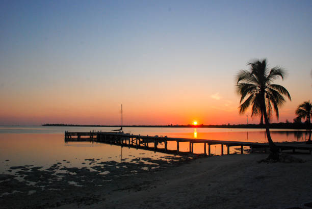 gleißender sonnenuntergang über der bucht - 4797 stock-fotos und bilder