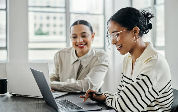geschäftsfrauen, laptop und ein glückliches team im büro für webdesign, zusammenarbeit und training. planung, digitales marketing und coaching durch weibliche führungskräfte helfen, erklären und unterstützen kreative ziele - sporttraining stock-fotos und bilder