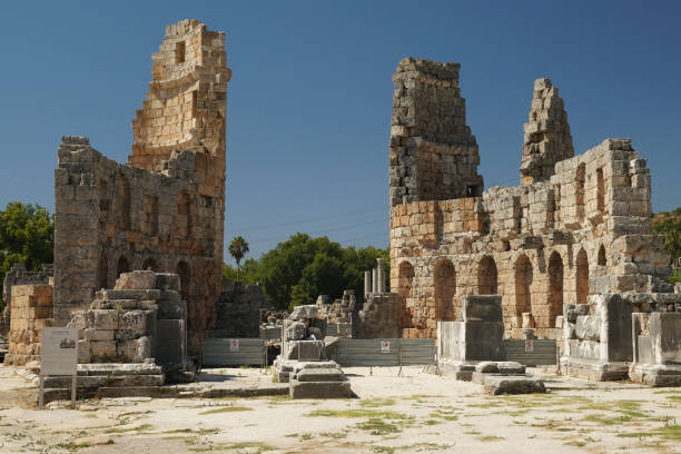 hellenistisches tor in der antiken stadt perge in antalya, turkiye - perga stock-fotos und bilder