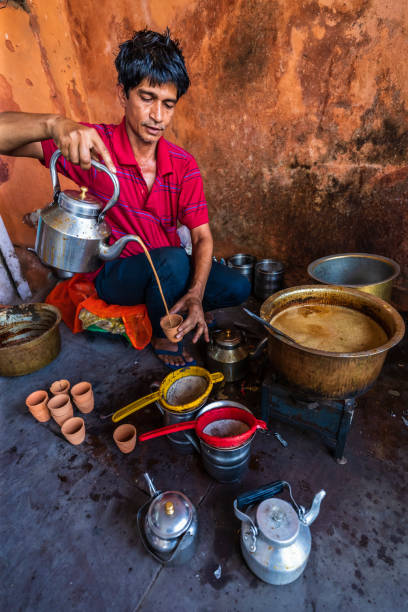 indian ulica sprzedawca sprzedaży herbatą masala chai w jaipur -  - czaj zdjęcia i obrazy z banku zdjęć